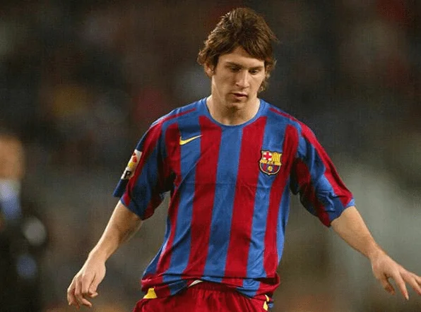 con que camiseta debuto messi en el barcelona