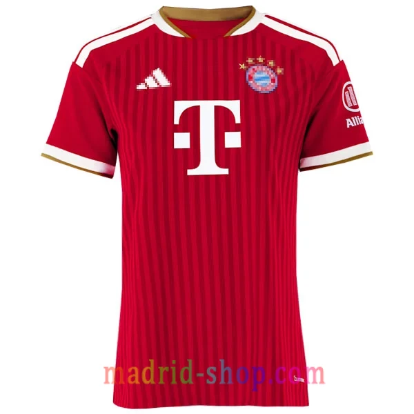 Camiseta Bayern Munich Primera Equipación 2026-27 Mujer Camiseta Bayern Munich Primera Equipación 2026-27 Mujer con detalles dorados y corte entallado.