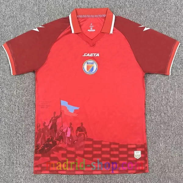 Camiseta Haití Tercera Equipación 2026 Camiseta Haití Tercera Equipación 2026 roja con detalles blancos y símbolos nacionales.