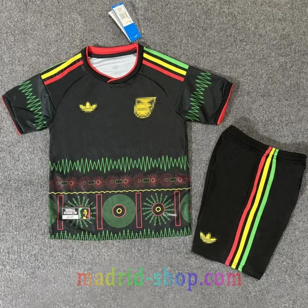 Camiseta Jamaica Segunda Equipación 2026 Niño Camiseta Jamaica Segunda Equipación 2026 Niño negra con gráficos tradicionales y pantalón corto.