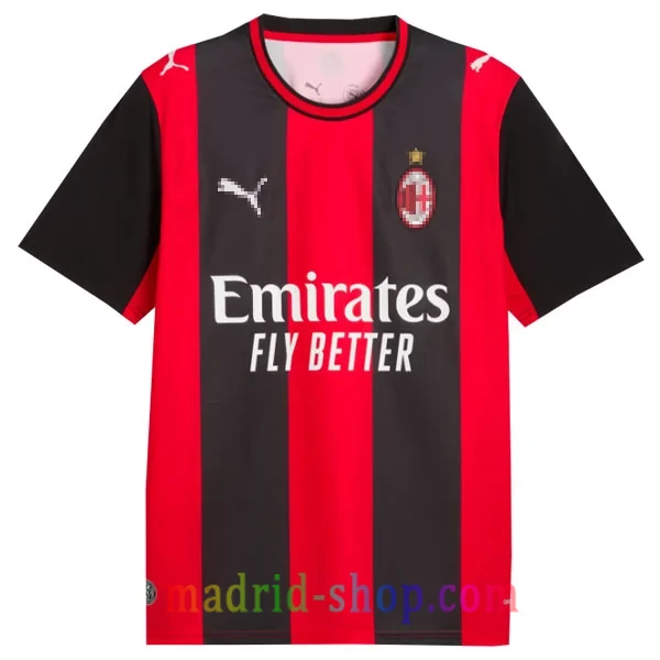 Camiseta Milan Primera Equipación 2026-27 Camiseta Milan Primera Equipación 2026-27 con franjas gruesas rojas y negras y opción de personalización.