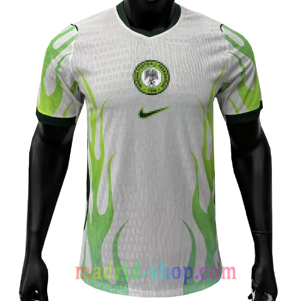 Camiseta Nigeria Segunda Equipación 2026 Versión Jugador Camiseta Nigeria Segunda Equipación 2026 Versión Jugador blanca con detalles de llamas verdes en las mangas.