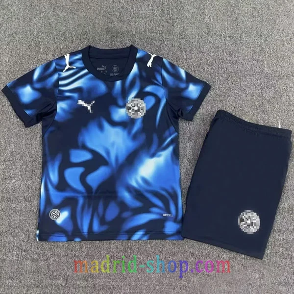 Camiseta Paraguay Segunda Equipación 2026 Niño Camiseta Paraguay Segunda Equipación 2026 Niño con gráficos azul brillante y pantalón corto.