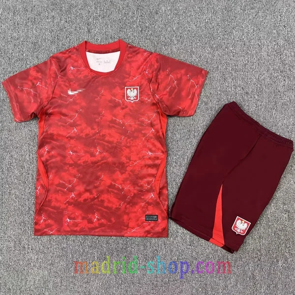 Camiseta Polonia Segunda Equipación 2026 Niño Camiseta Polonia Segunda Equipación 2026 Niño conjunto carmesí de mármol con pantalón corto.