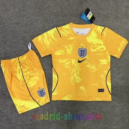 Equipación de portero Inglaterra 2026 niño amarillo con detalles del escudo nacional.