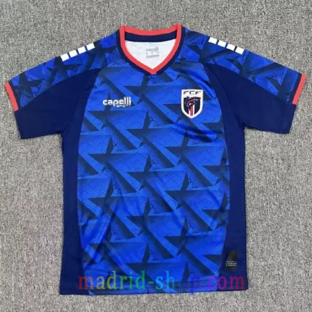 Camiseta Cabo Verde Primera Equipación 2026 azul con detalles rojos y patrón geométrico.