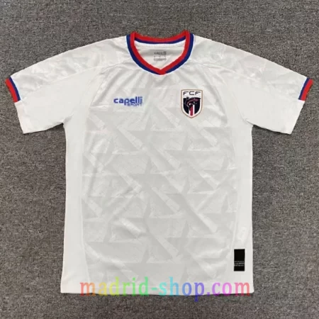 Camiseta Cabo Verde Segunda Equipación 2026 blanca con cuello en V azul y rojo.