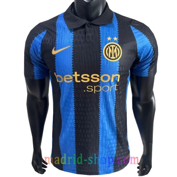 Camiseta Inter de Milán Versión Jugador Primera Equipación 2026-27 Camiseta Inter de Milán Versión Jugador Primera Equipación 2026-27 corte ajustado con detalles amarillos.