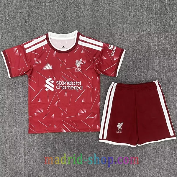 Camiseta Liverpool Niño Primera Equipación 2026-27 Camiseta Liverpool Niño Primera Equipación 2026-27 color rojo con pantalón corto.