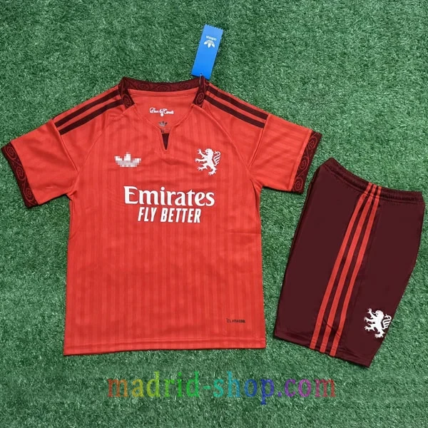 Camiseta Olympique de Lyon Niño Segunda Equipación 2026-27 Camiseta Olympique de Lyon Niño Segunda Equipación 2026-27 roja con conjunto de pantalón.