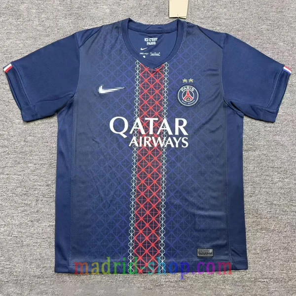 Camiseta PSG Primera Equipación 2025-26 UCL 2 Estrellas Camiseta PSG Primera Equipación 2025-26 UCL con dos estrellas y base azul medianoche.