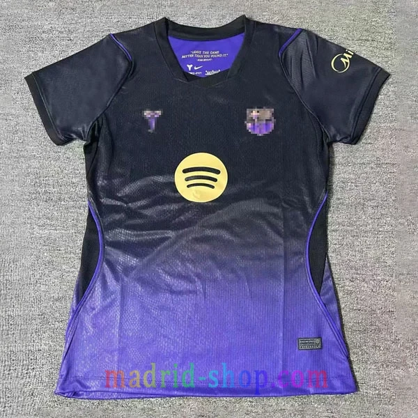 Camiseta Barcelona Mamba Segunda Equipación 2026-27 Mujer Camiseta Barcelona Segunda Equipación 2026-27 Mujer diseño Mamba degradado negro y púrpura.
