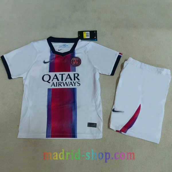 Camiseta PSG Niño Segunda Equipación 2026-27 Camiseta PSG Segunda Equipación 2026-27 Niño conjunto infantil blanco con pantalón corto.