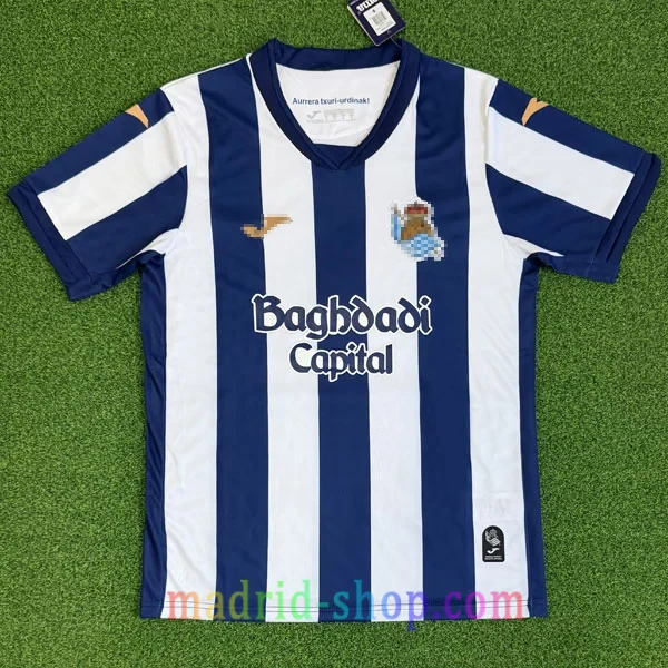 Camiseta Real Sociedad Primera Equipación 2026-27 Camiseta Real Sociedad Primera Equipación 2026-27 blanquiazul con logotipos en color oro.