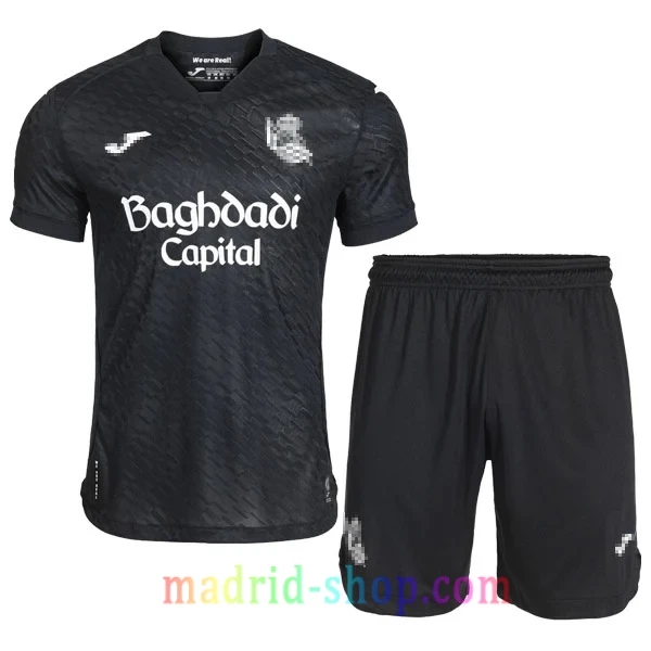Camiseta Real Sociedad Segunda Equipación 2026-27 Niño Camiseta Real Sociedad Segunda Equipación 2026-27 Niño conjunto infantil con pantalón corto negro.