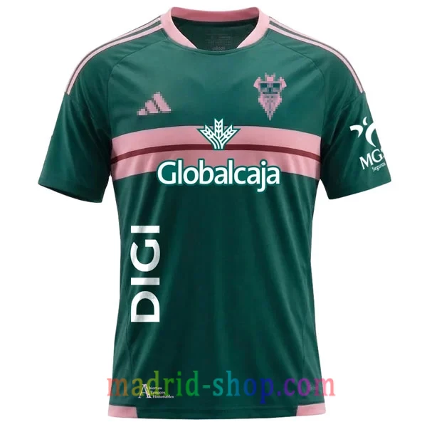 Camiseta Albacete Balompié Segunda Equipación 2026-27 Camiseta Albacete Balompié Segunda Equipación 2026-27 verde oscuro con franja rosa.