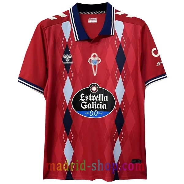 Camiseta Celta de Vigo Tercera Equipación 2026-27 Camiseta Celta de Vigo Tercera Equipación 2026-27 roja con rombos celestes y cuello polo.