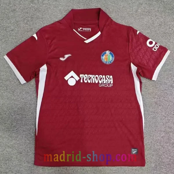 Camiseta Getafe Segunda Equipación 2026-27 Camiseta Getafe Segunda Equipación 2026-27 roja con patron de triangulos y detalles blancos.