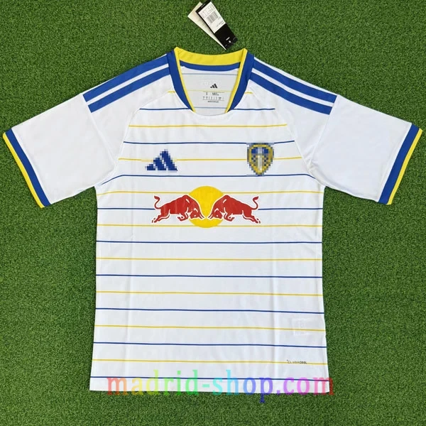 Camiseta Leeds United Primera Equipación 2026-27 Camiseta Leeds United Primera Equipación 2026-27 blanca con pinstripes horizontales del 400 aniversario.