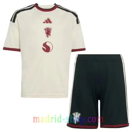 Camiseta Manchester United Tercera Equipación 2026-27 Niño conjunto infantil blanco roto con pantalón corto.