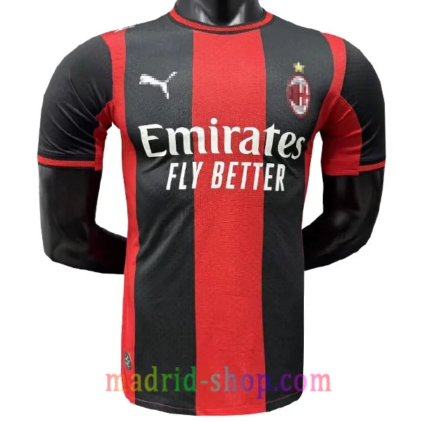 Camiseta Milan Versión Jugador Primera Equipación 2026-27 Camiseta Milan Primera Equipación 2026-27 Versión Jugador roja y negra franjas gruesas.