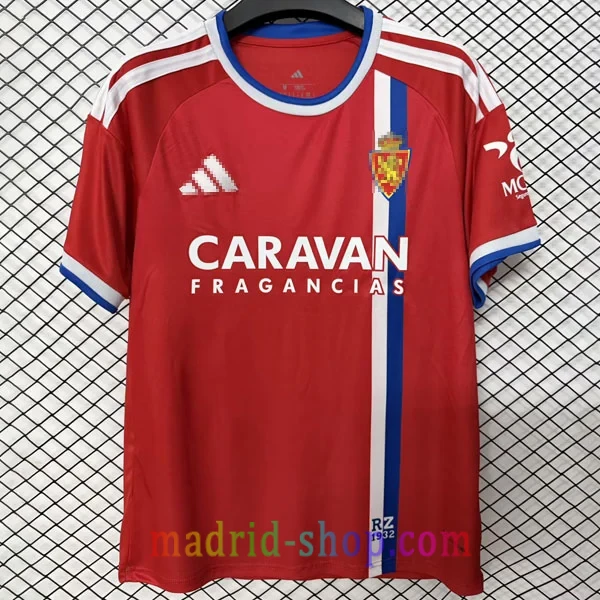 Camiseta Real Zaragoza Segunda Equipación 2026-27 Camiseta Real Zaragoza Segunda Equipación 2026-27 roja tomate con franja azul y blanca.