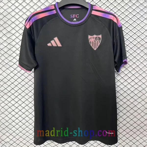 Camiseta Sevilla Tercera Equipación 2026-27 Camiseta Sevilla Tercera Equipación 2026-27 negra con detalles rosa salmon y lila.