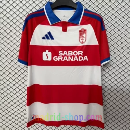 Camiseta Granada Primera Equipación 2026-27 rojiblanca con cuello azul.