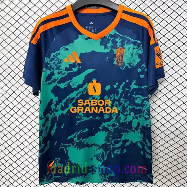 Camiseta Granada Segunda Equipación 2026-27 Camiseta Granada Segunda Equipación 2026-27 azul marino y coral.