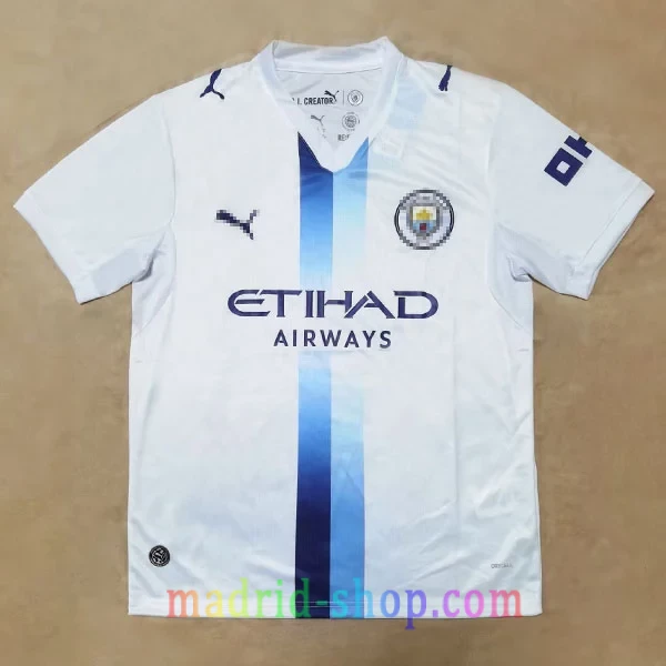 Camiseta Manchester City Tercera Equipación 2026-27 Camiseta Manchester City Tercera Equipación 2026-27 blanca con franja degradada.