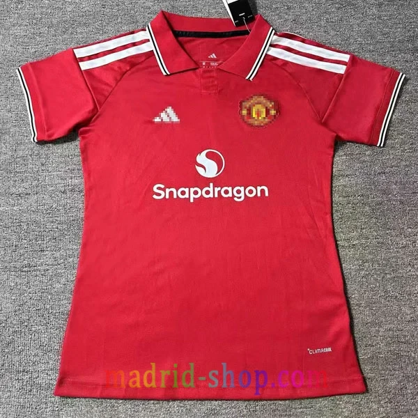 Camiseta Manchester United Primera Equipación 2026-27 Mujer Camiseta Manchester United Primera Equipación 2026-27 Mujer roja con corte entallado.